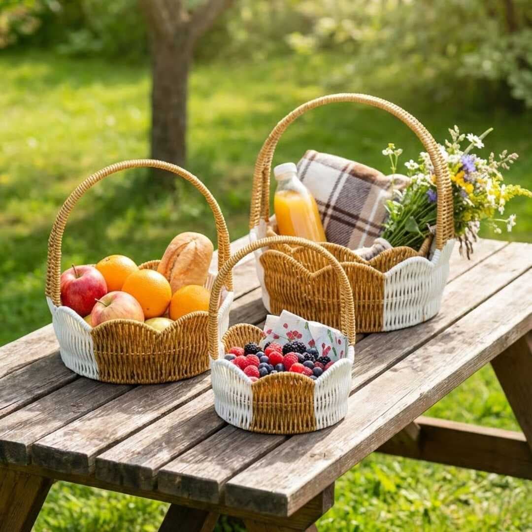 İç İçe Geçebilen 3’lü Çift Renkli Yuvarlak Dalgalı Formlu Saplı Plastik Rattan Sepet Seti – Hasır Görünümlü Çok Amaçlı Organizerler (5430)