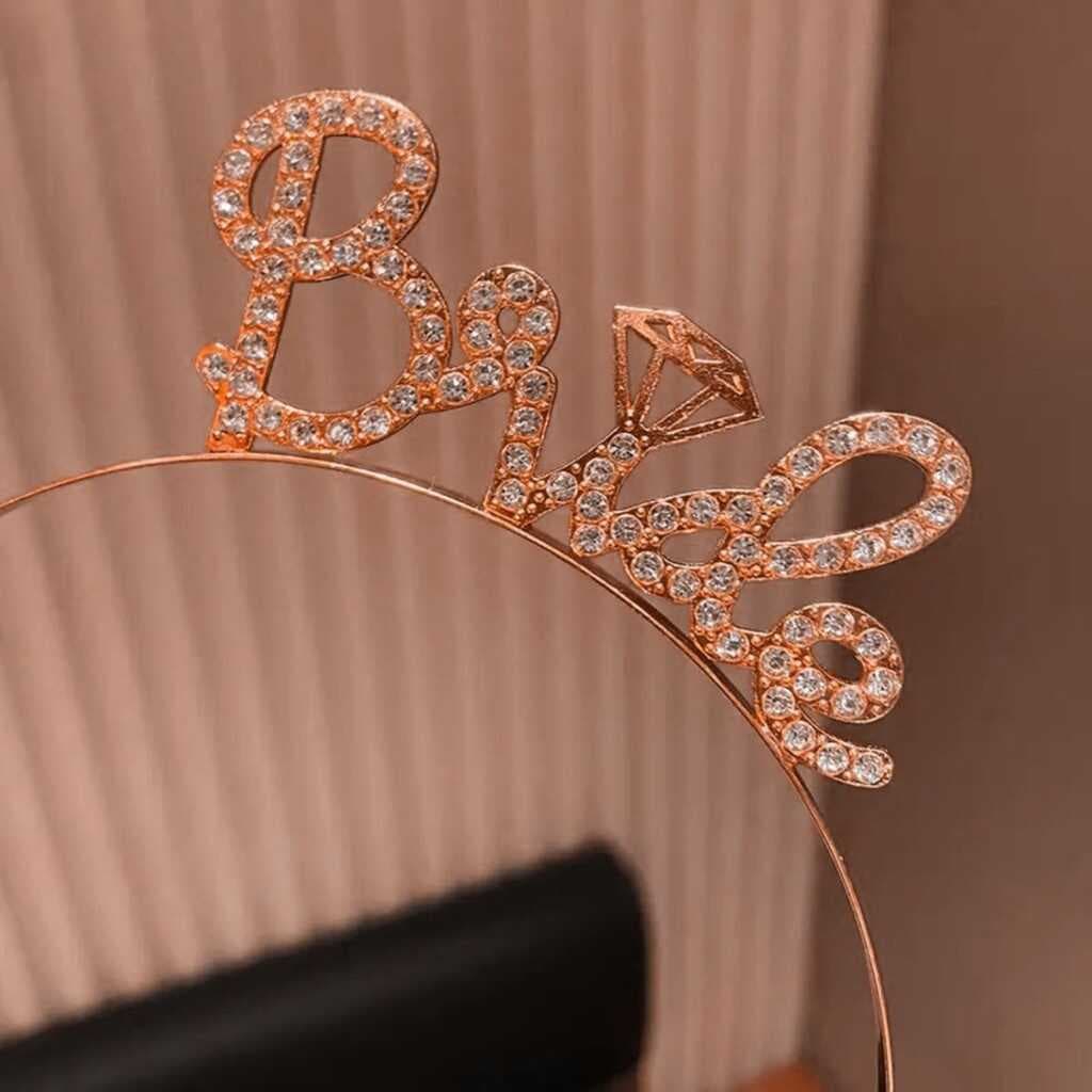Nessiworld Rose Gold Renkli Taşlı “Bride” Gelin Tacı – El Yazısı Yazı Tipiyle