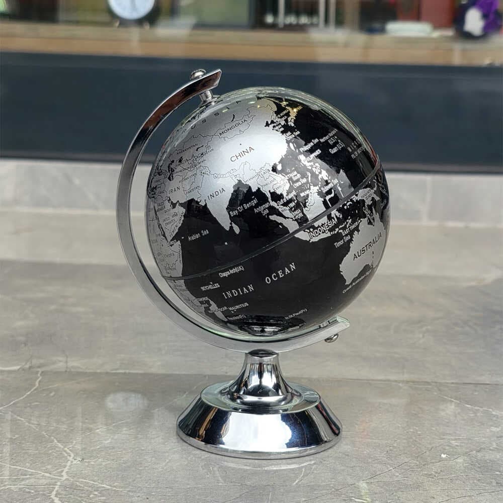 Metal Ayaklı Siyah Dünya Küresi