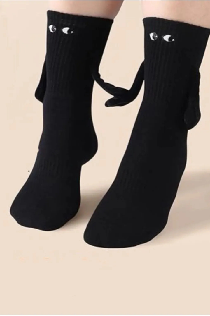 Siyah ve Beyaz Mıknatıslı Halay Çeken Arkadaş Aşk Çorabı 2 Çift