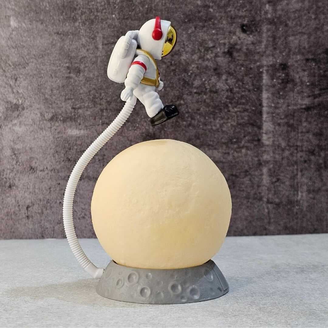 3D Ay Üzerinde Astronot LED Gece Lambası – Dokunmatik 10 Renk Değiştiren Dekoratif Çocuk Odası Masaüstü Ay Lambası (5430)