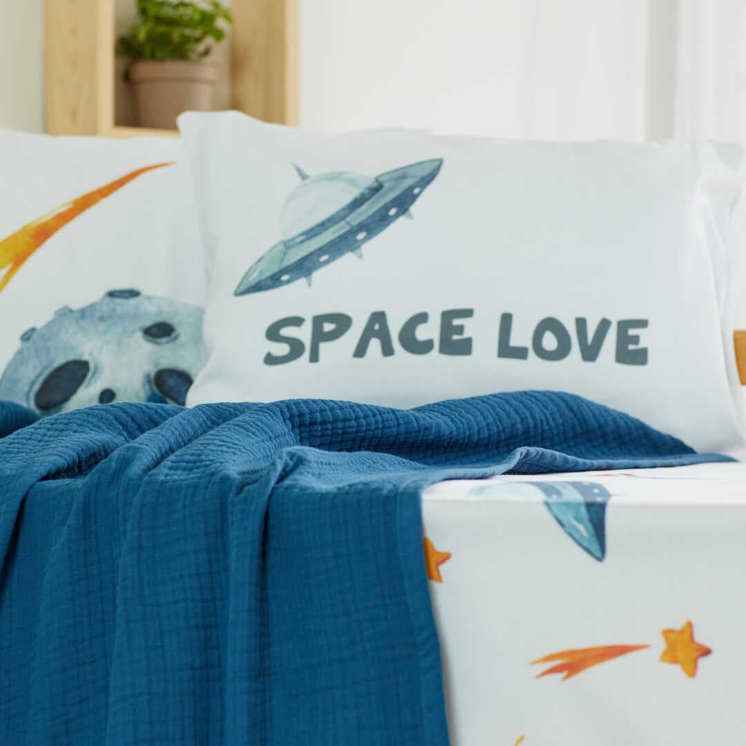 ARBABABY ORGANİK BASKILI %100 PAMUK MÜSLİN PİKELİ VE BEBEK NEVRESİMİ TAKIMI - UZAY GEMİSİ VE YILDIZ TEMALI