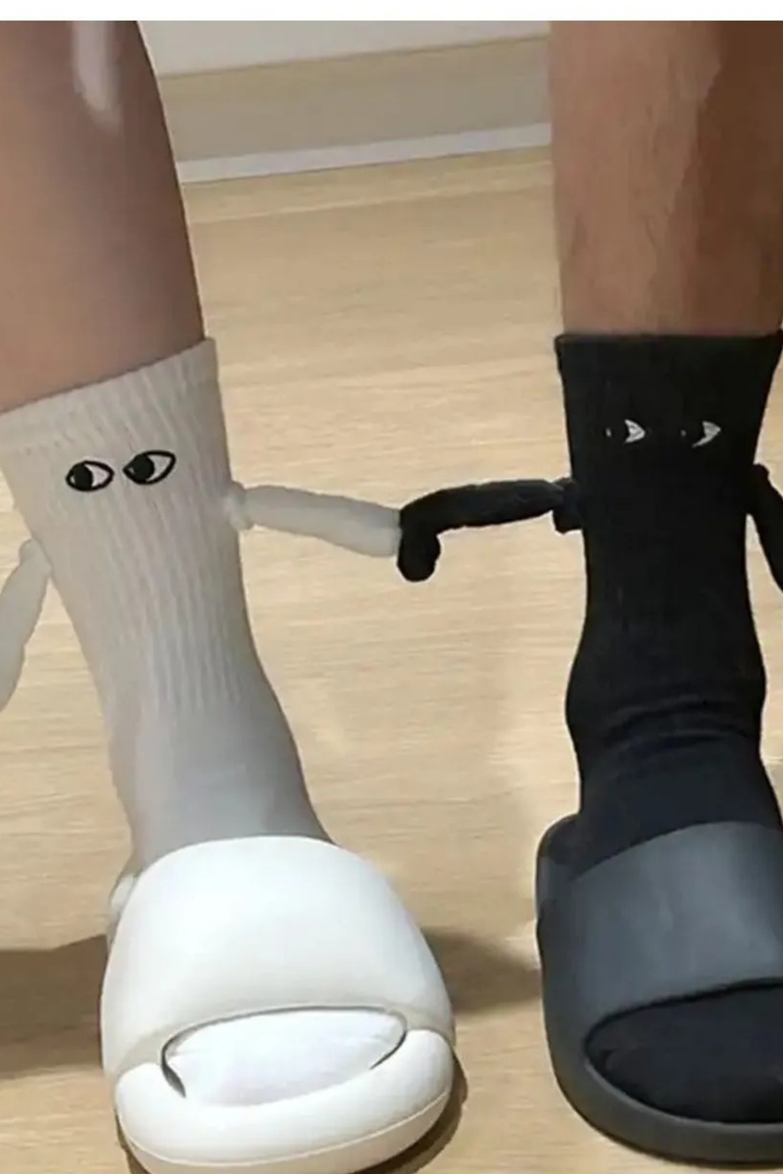 Siyah ve Beyaz Mıknatıslı Halay Çeken Arkadaş Aşk Çorabı 2 Çift