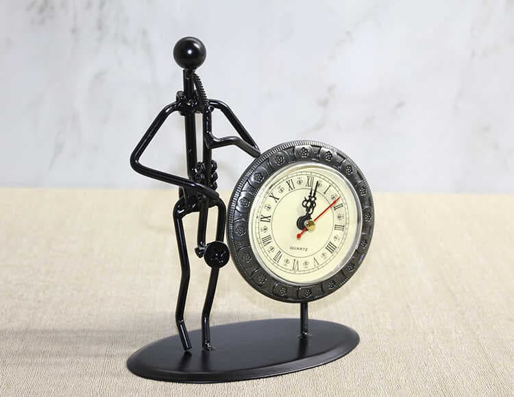 Metal Saatli Saksafon Çalan Müzisyen