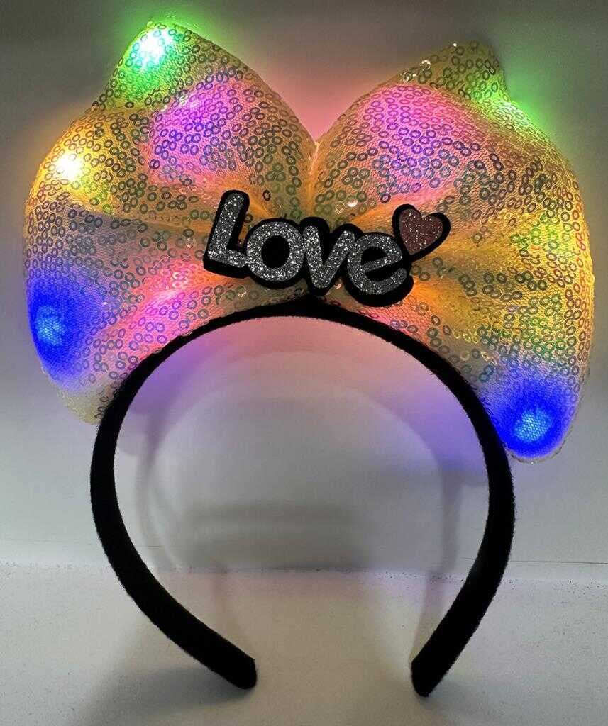 Nessiworld   Led Işıklı 3 Farklı Fonksiyonda Yanan Gümüş Love Yazılı Sarı Fiyonk Taç 20X17 cm