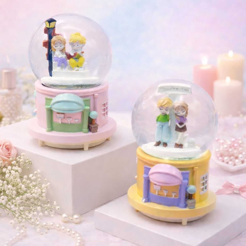 Büyük Boy Mutlu Aşıklar Tasarımlı Otomatik Kar Küresi